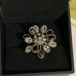 Elegant Cluster Silver & Black Floral Cocktail Ring size 7